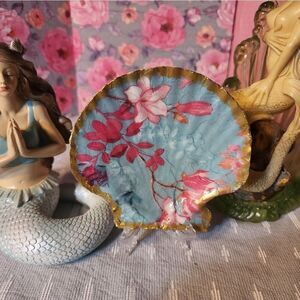 DECOUPAGE FLOWERS ON A SCALLOPED SHELL